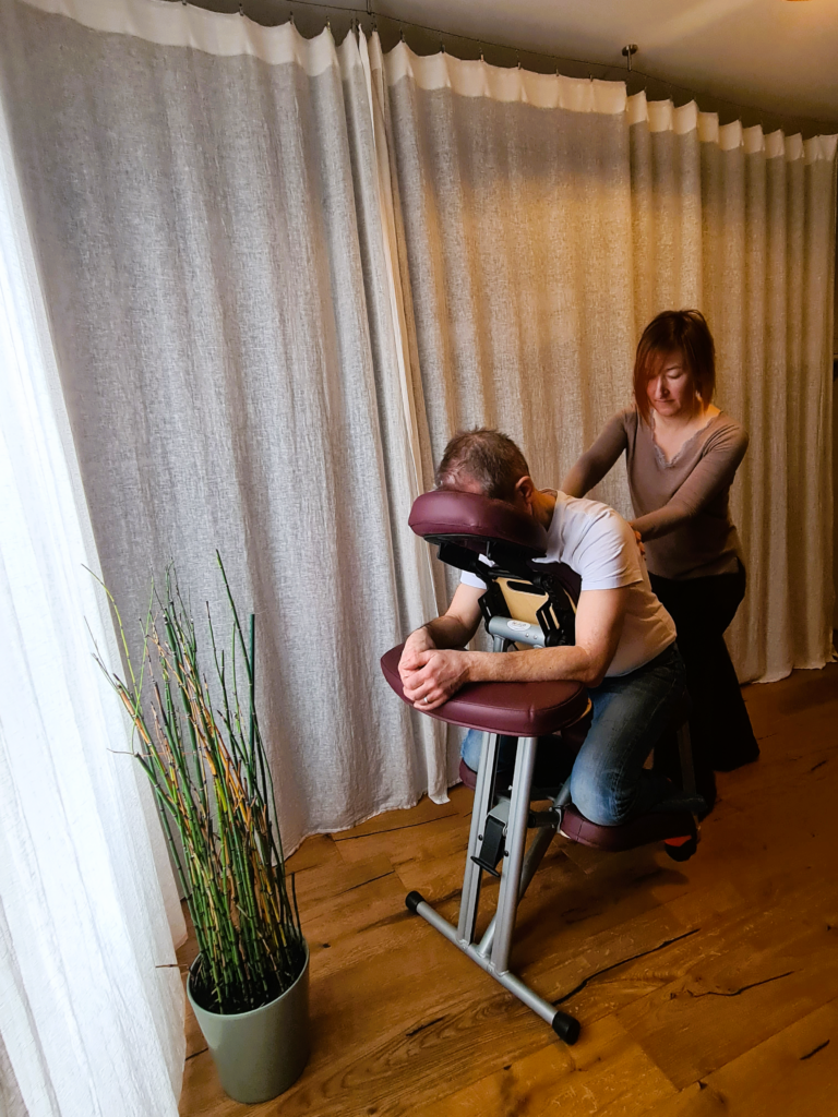massage amma assis sur chaise ergonomique par d'émilie et d'étoiles"
Annecy, Aix-les-bains, Genève et alentours